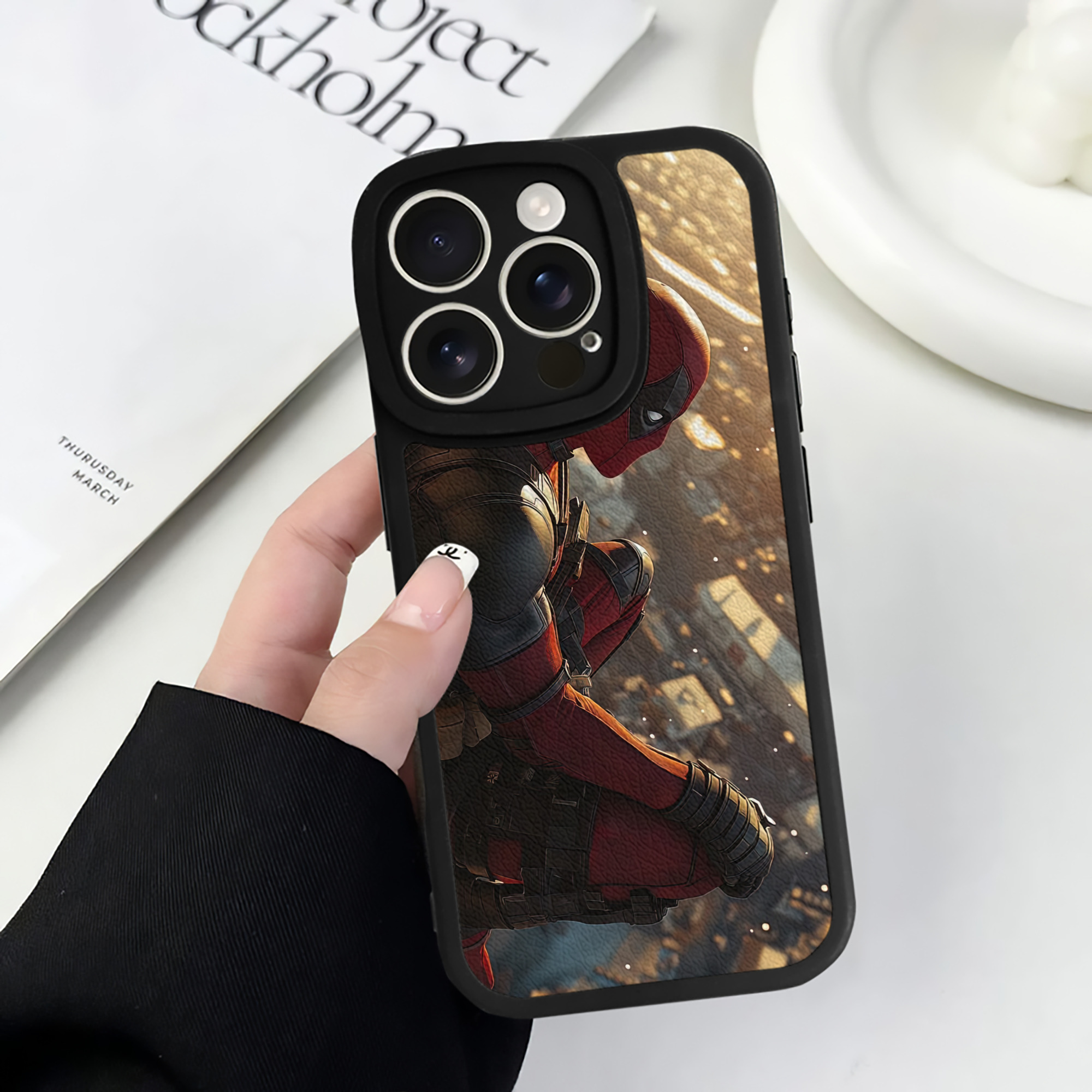 （画像用） Deadpool デッドプール 【iPhone 16シリーズ対応】シリコンスマホケース（レザー調） 材質：シリコン